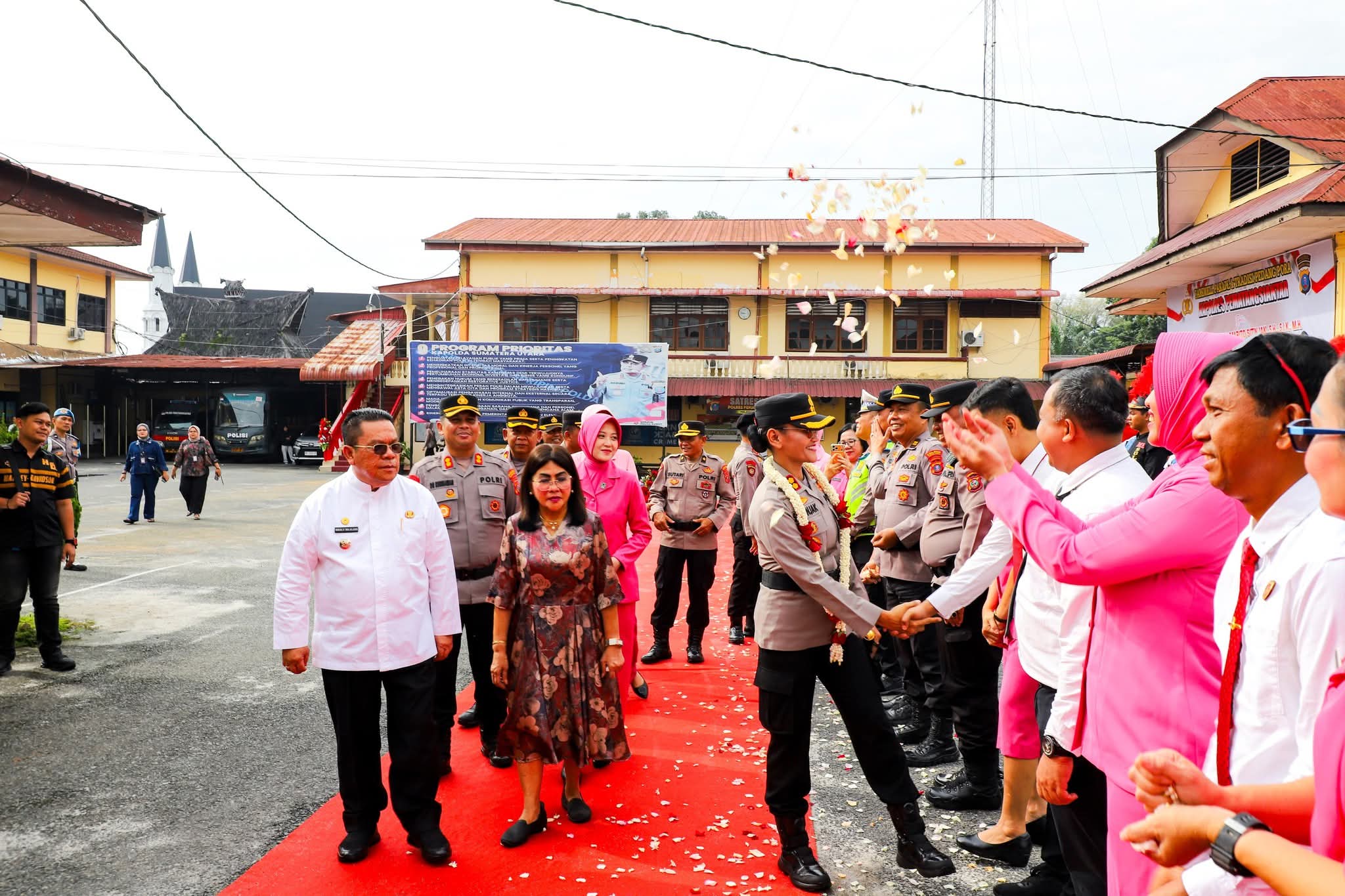 Tradisi Farewell Parade dan Pedang Pora Penyambutan serta Pelepasan Kapolres Siantar