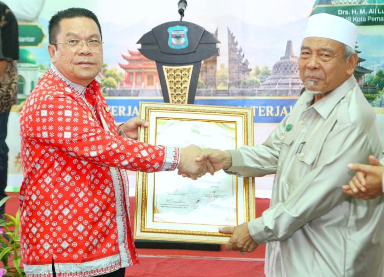 Wali Kota Wesly Terima Penghargaan Tokoh Toleransi dari FKUB Kota Pematangsiantar