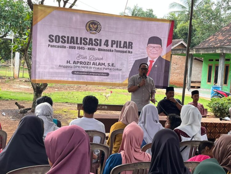 H. APROZI ALAM SOSIALISASIKAN EMPAT PILAR MPR RI DI DESA AJI KAGUNGAN LAMPUNG UTARA