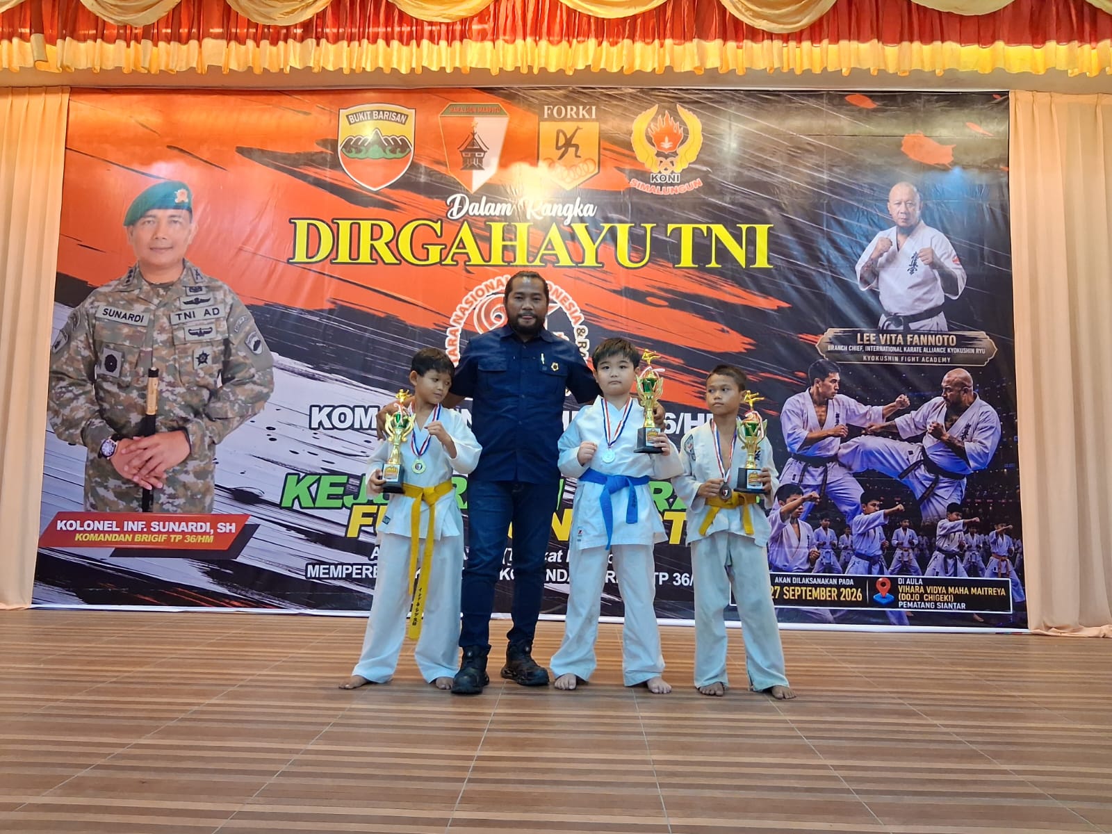 DPC Jaguar Tactical Kabupaten Simalungun Hadiri Kejuaraan Karate Full Contact HUT TNI ke-81: Ketua DPC David Sibarani Bersama Jajaran Serahkan Piala kepada Pemenang