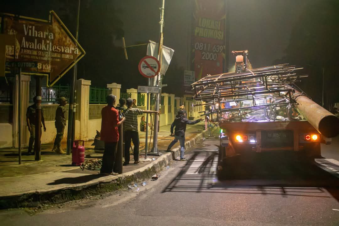 Pemko Pematangsiantar Bongkar Bangunan Reklame Tak Berizin di Jalan Sutomo Sudut Taman Makam Pahlawan