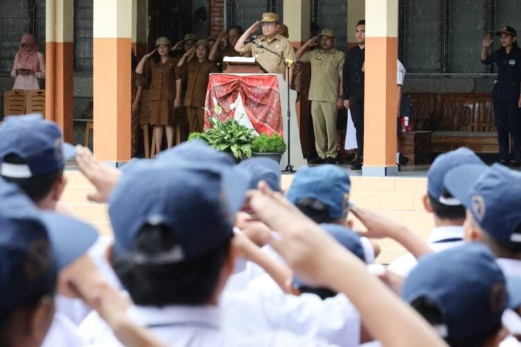 Wali Kota Wesly Pembina Upacara di SMP Cinta Rakyat 1 Pematangsiantar
