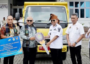 Pemkab Simalungun Terima Bantuan 1 Unit Dump Truk dari PTPN IV