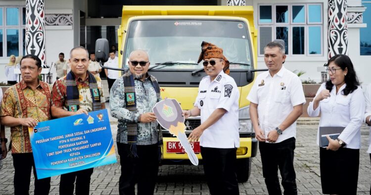 Pemkab Simalungun Terima Bantuan 1 Unit Dump Truk dari PTPN IV
