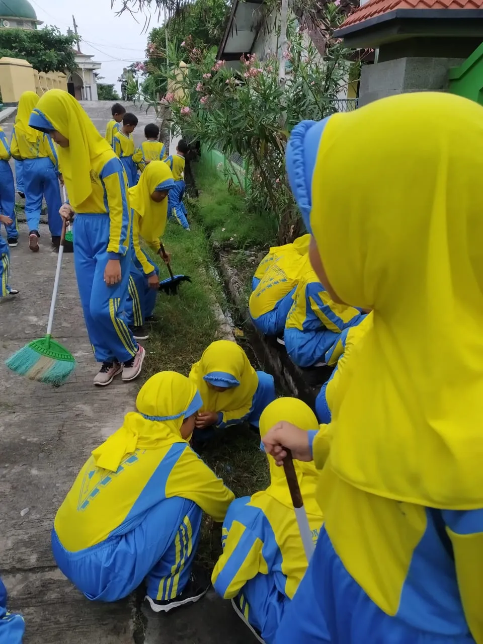 Bersih Lingkunganku, Sehat Badanku