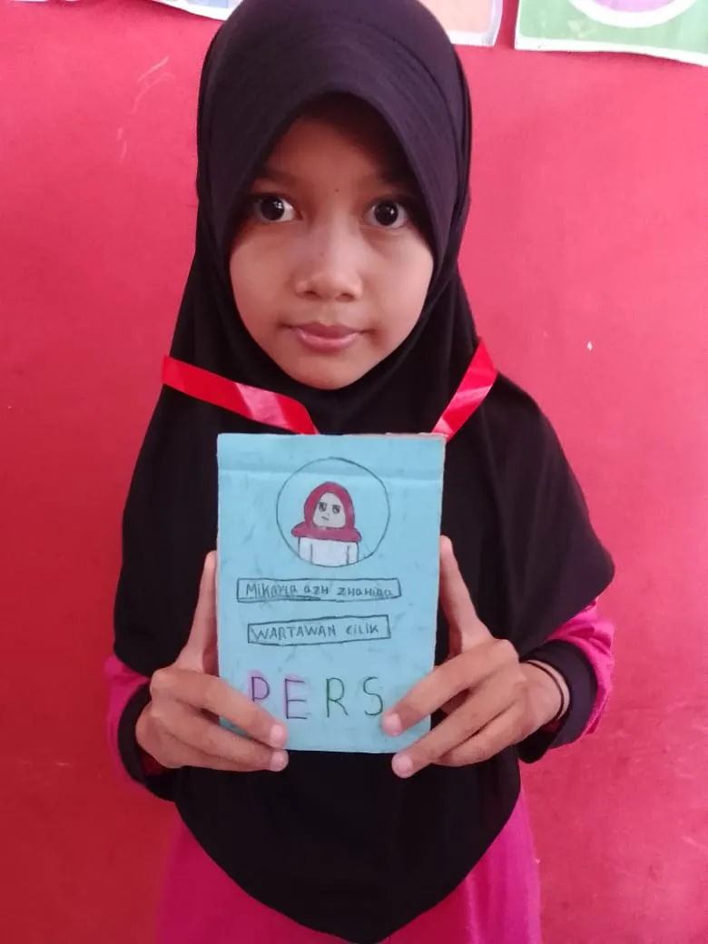 Membuat kartu pers wartawan cilik