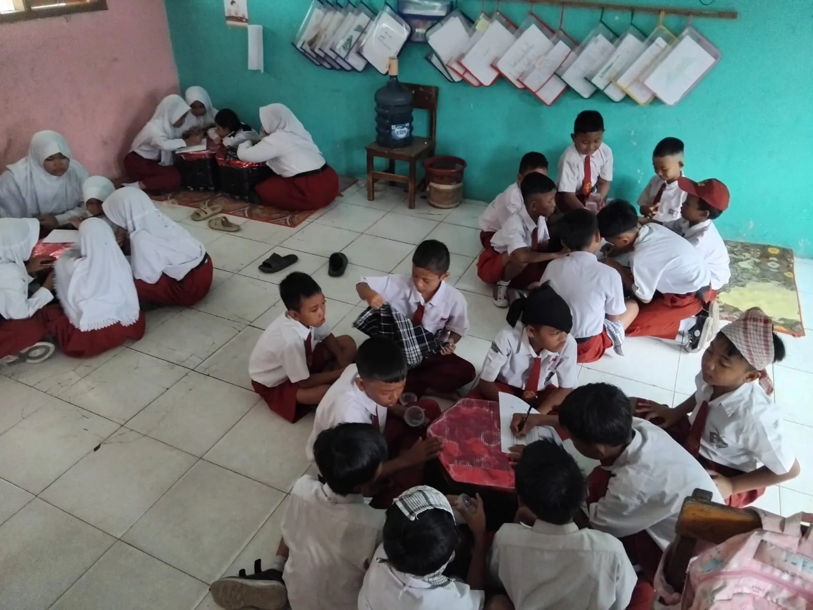 Foto Kegiatan Menyaring Air Keruh Menjadi Air Jernih