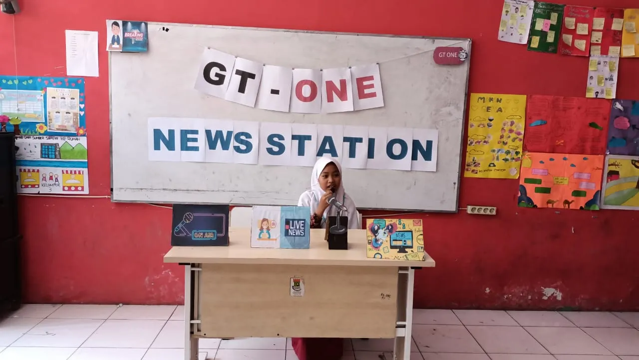 Membaca Berita hasil wawancara tentang menjaga air di sekolah