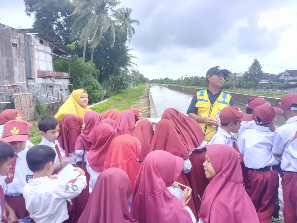 Wawancara dengan petugas irigasi sungai