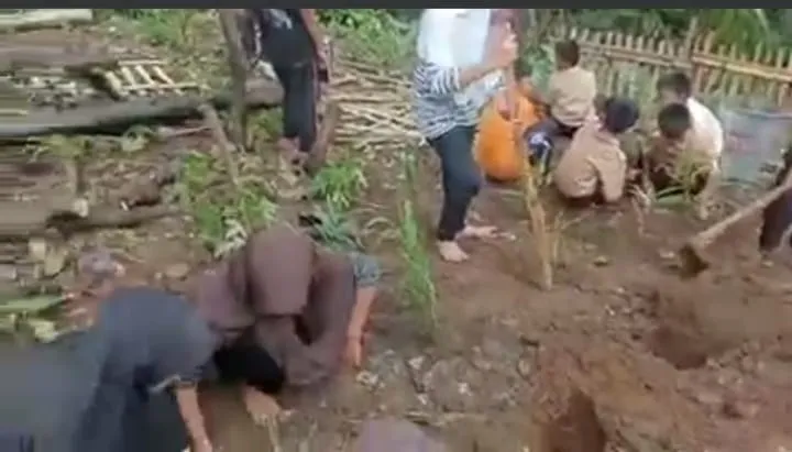 Bersama Membersihkan Lingkungan Sekolah