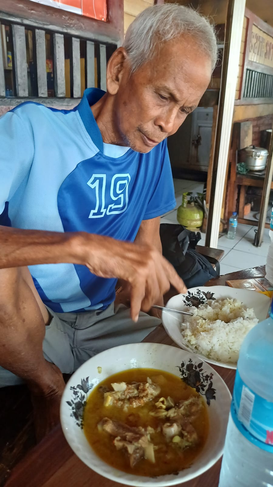 di-balik-sosok-menua-dimakan-usis-rahman-sapulette-menyimpan-kenangsn-dslam-menemani