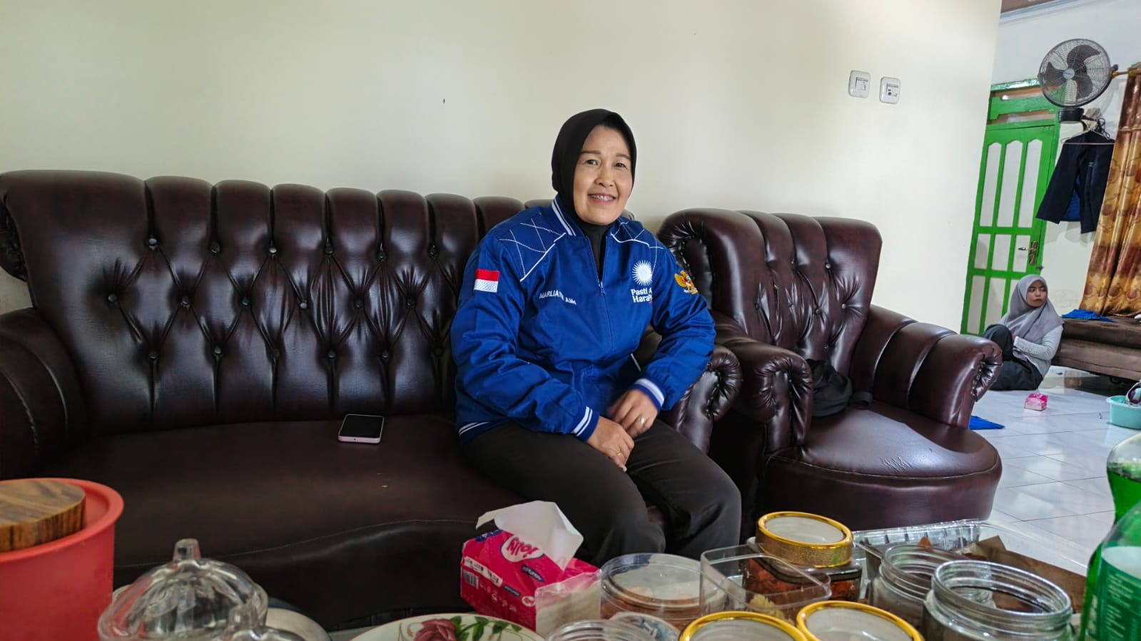 di-tengah-duka-korban-kebakaran-di-kalimango-alas-marliaten-anggota-dprd-sumbawa-salurkan-bantuan-sejumlah-paket-sembako