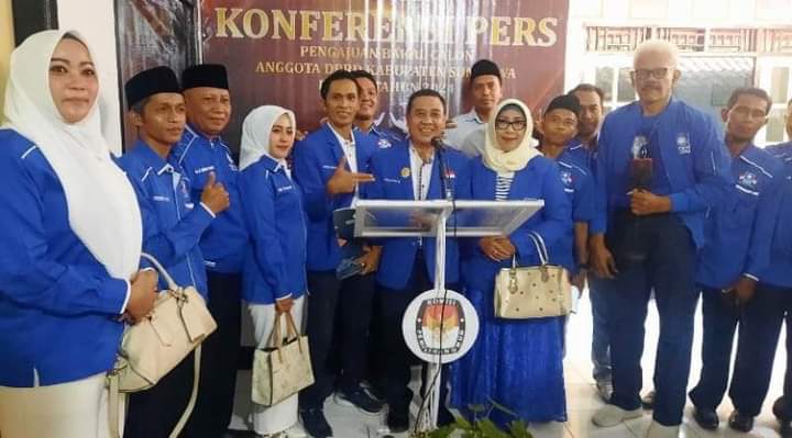 diiringi-gong-genang-dan-shalawatan-pan-resmi-mendaftarkan-bacaleg-dprd-sumbawa-ke-kpu-pada-jumat-berkah