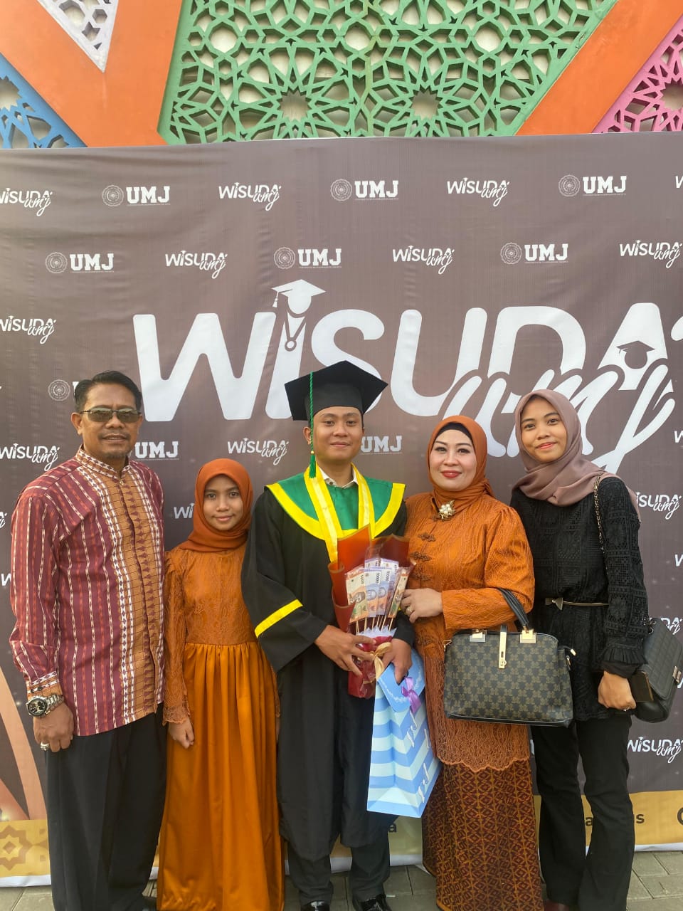 garra-kurniawan-putra-kepala-sma-muhammadiyah-sumbawa-diwisuda-di-um-jakarta