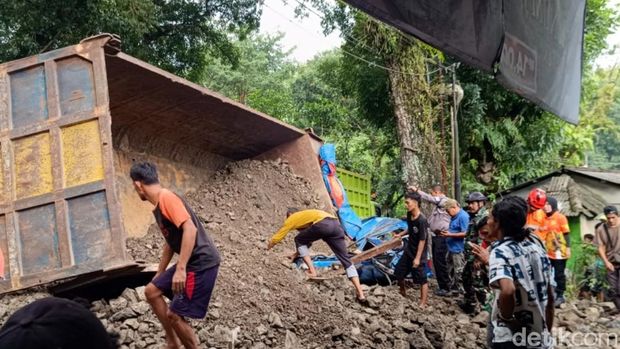 kecelakaan-maut-di-jalan-pelabuhanratu-truk-muatan-batu-mengalami-rem-blong-timpa-isuzu-panther-4-meninggal-dan-luka-parah-2