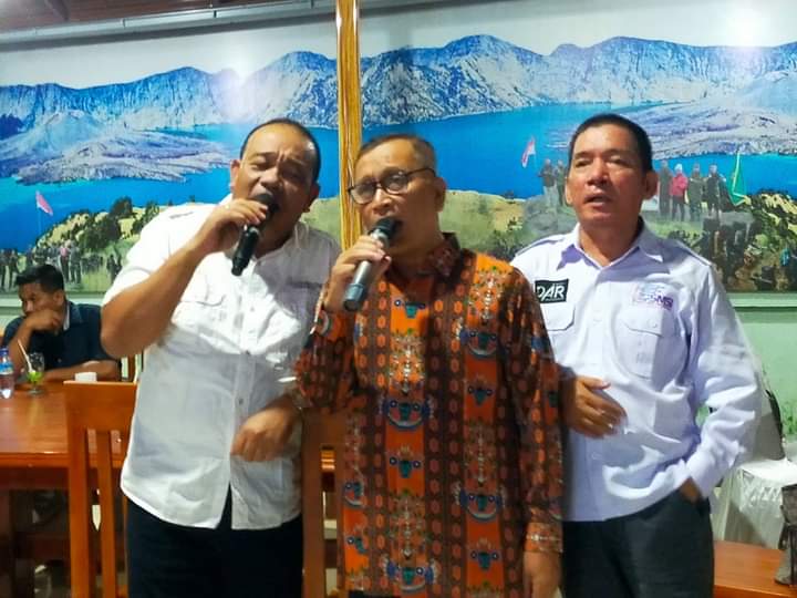 kemesraan-melantun-merdu-dalam-suara-emas-tiga-jurnalis-senior-di-malam-perpisahan-brigjen-tni-aris