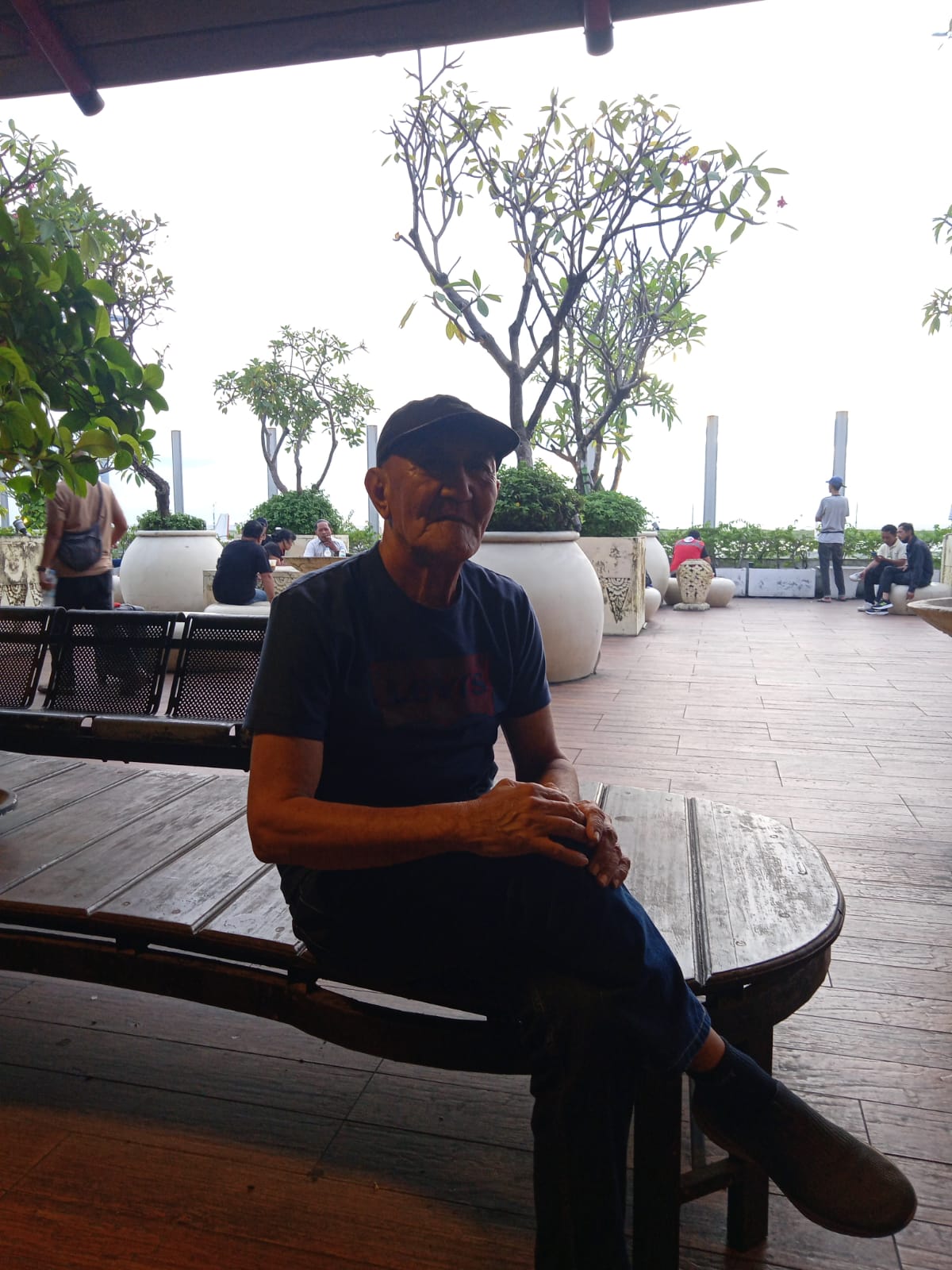 kopi-pahit-didin-maninggara-senandung-rindu-di-area-smoking-bandara-ngurah-rai