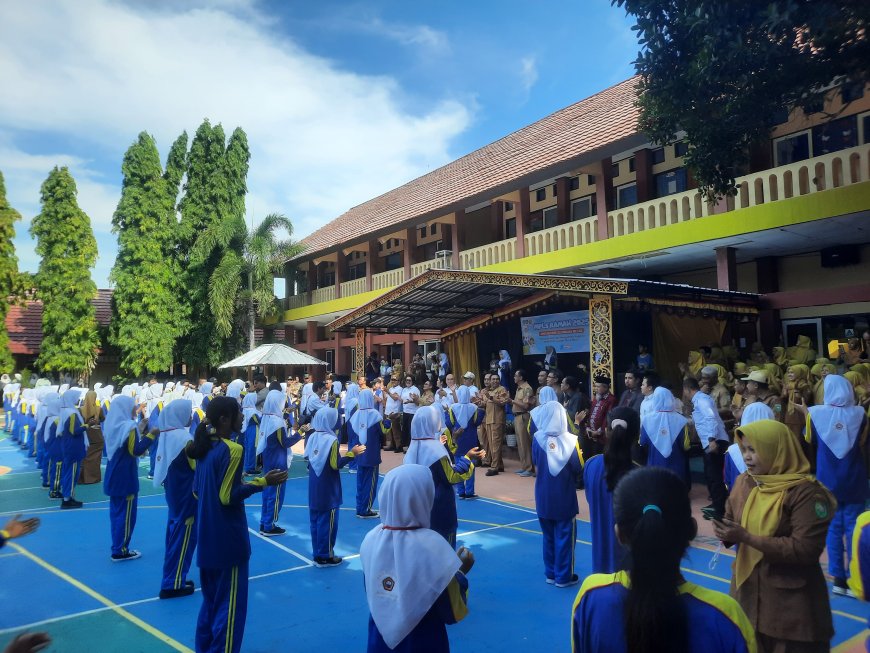 setelah-bermalam-di-pmi-dea-malela-mendikdasmen-hadiri-mpls-ramah-2025-di-sejumlah-sekolah-di-sumbawa