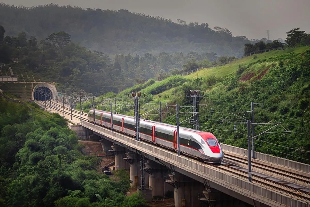 32 Perjalanan Kereta Cepat Whoosh Terganggu Akibat Benang Layangan, KCIC Imbau Masyarakat Waspada