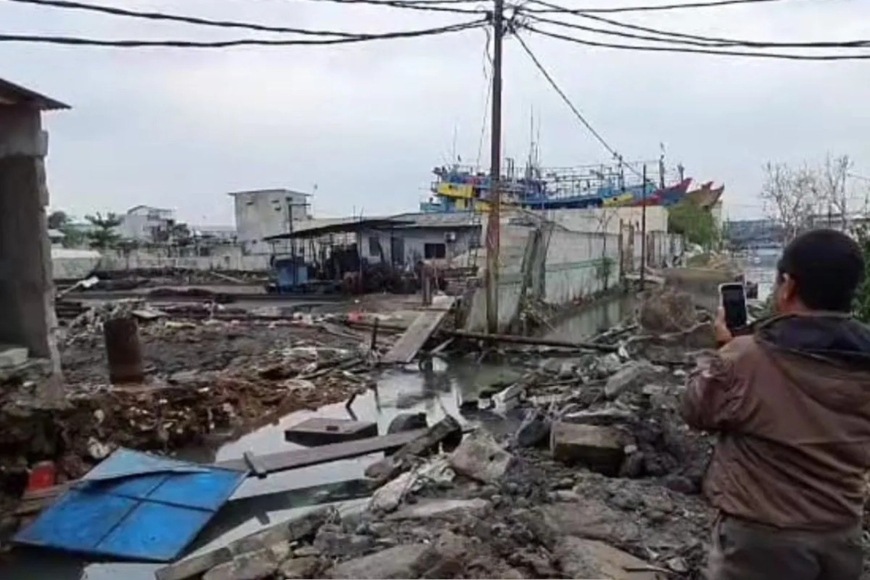 Akibat Tembok Jebol, Air Laut Tumpah-Tumpah di Penjaringan Jakarta Utara
