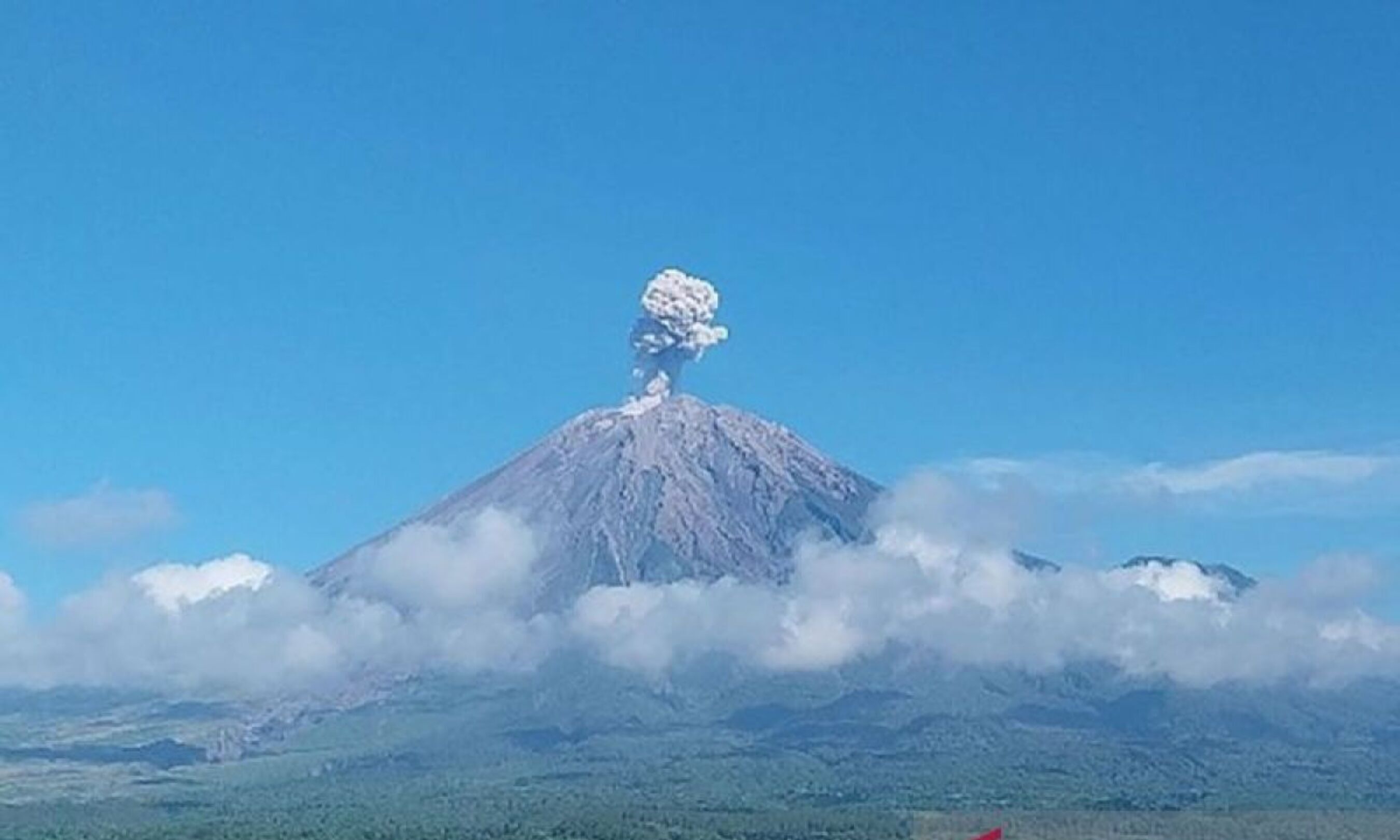 Gunung Semeru di Jawa Timur Erupsi 3 Kali Berturut, PVMBG Keluarkan Peringatan Waspada