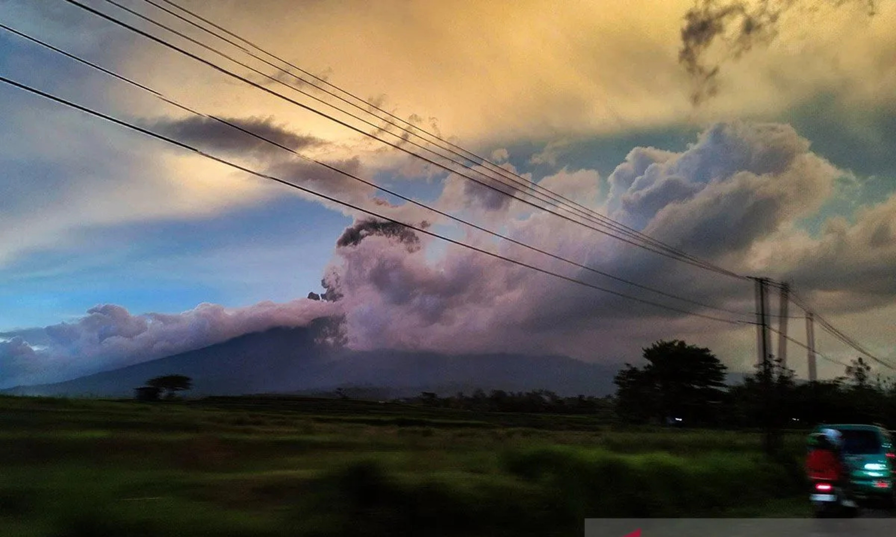 Gunung Marapi Kembali Meletus! Kolom Abu Capai 500 Meter, Warga Diminta Menjauh
