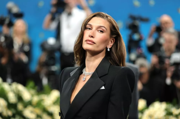 Hailey Bieber Tampil Glamor Sendiri di Met Gala 2025! Justin Bieber Kemana?