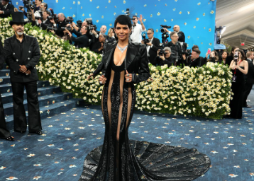Halle Berry Bikin Geger di Met Gala 2025: Gaun Transparan Tanpa Dalaman Bikin Netizen Heboh!
