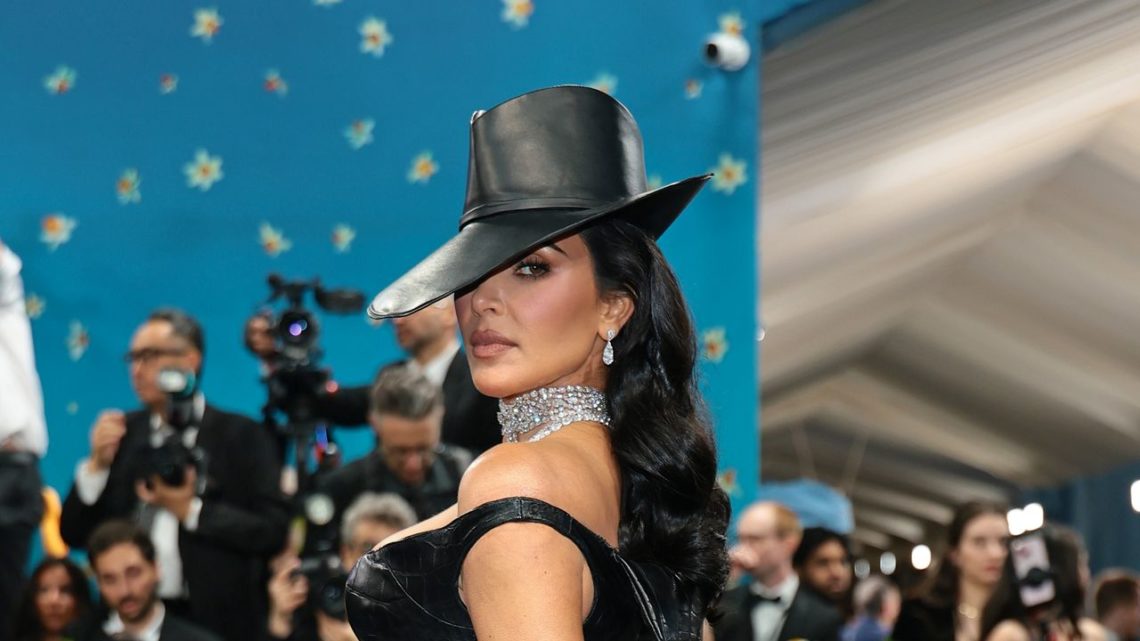 Kim Kardashian Hampir Jatuh di Met Gala 2025! Gaunnya Bikin Petugas Keamanan Panik