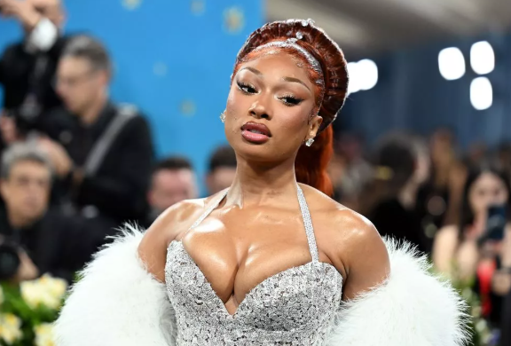 Megan Thee Stallion Langgar Aturan Met Gala 2025, Bawa Ponsel Diam-diam!