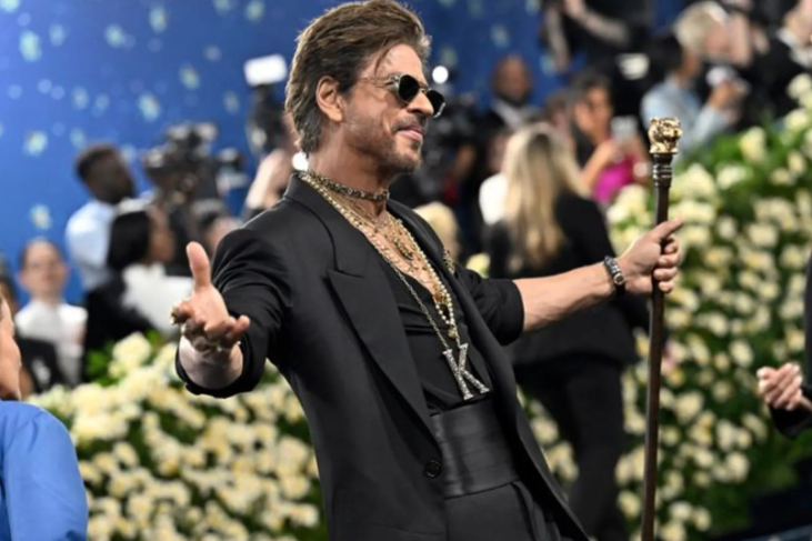 Shah Rukh Khan Tampil Perdana di Met Gala 2025! Outfit-nya Bikin Heboh Netizen!