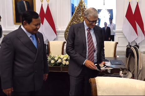 Bill Gates Kasih Hadiah Boneka ke Kucing Prabowo, Bobby! Momen Unik Ini Viral Banget