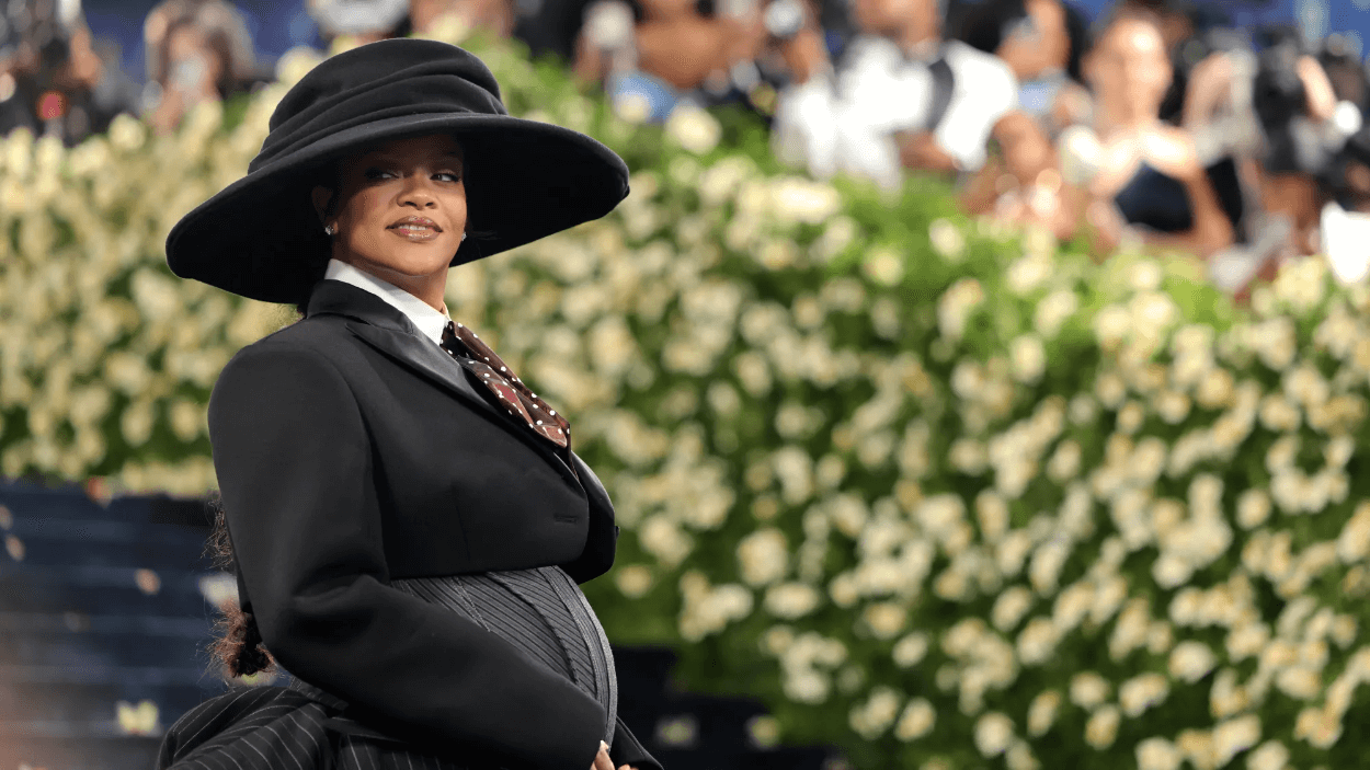 Cantik dan Bersinar! Rihanna Pamer Baby Bump di Met Gala Sambil Tersenyum Manis