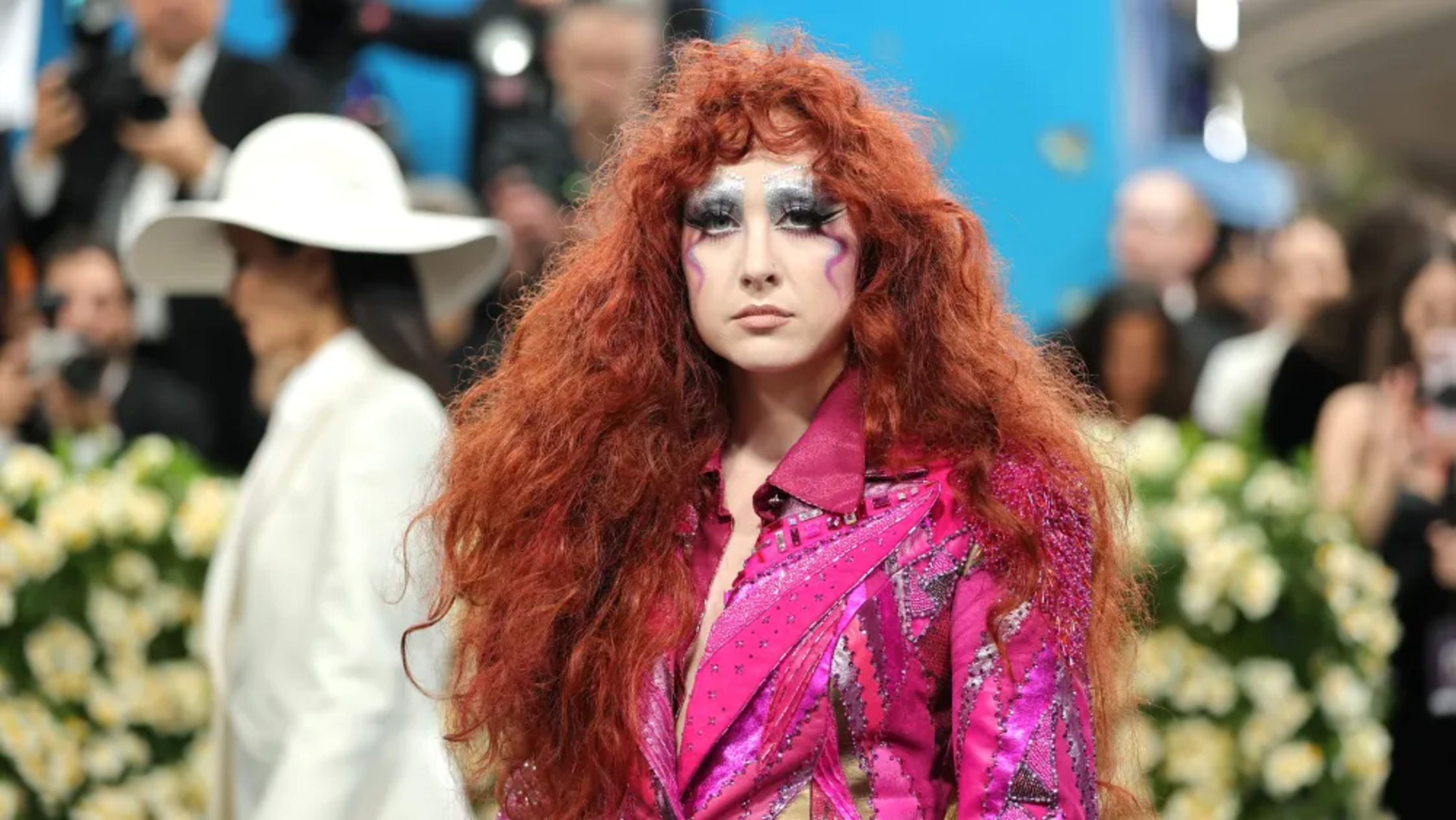 Chappell Roan Tampil Mengguncang di Met Gala & Serukan Perubahan Industri Musik Pasca Menang Grammy