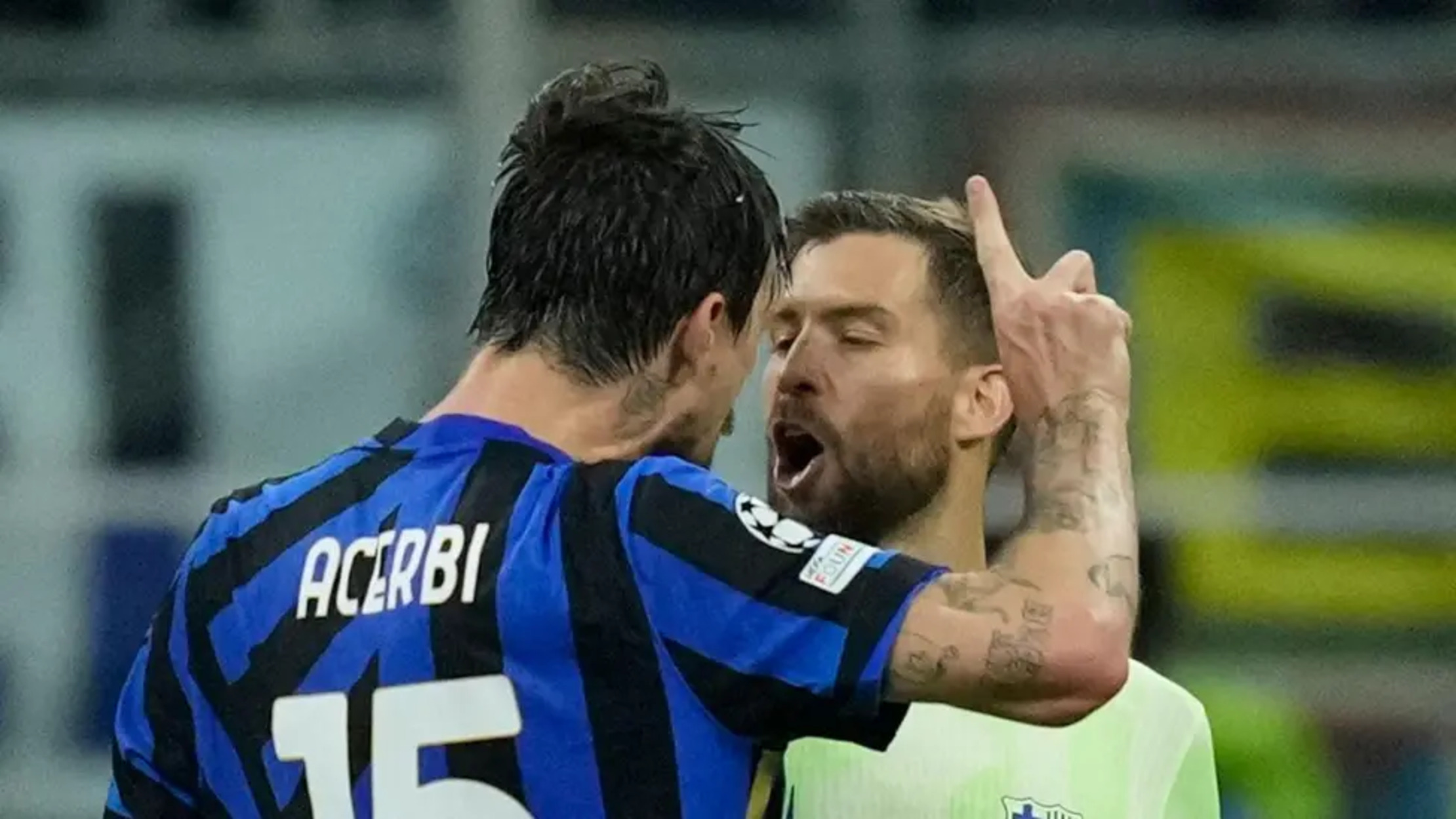 Bek Barcelona Inigo Martinez Bantah Meludahi Francesco Acerbi dalam Kekalahan Liga Champions