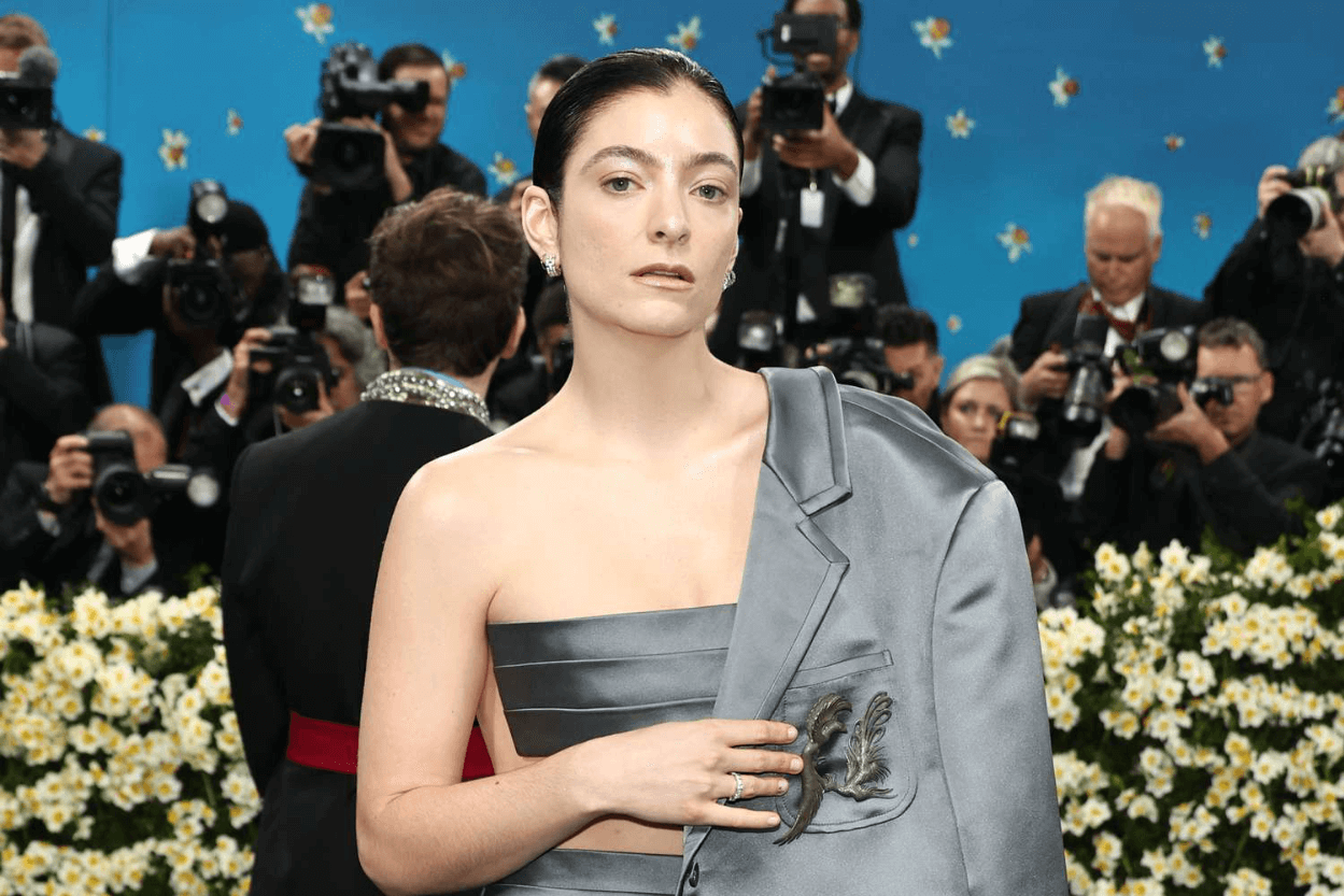 Tampil Minimalis dan Modern, Lorde Ungkap Makna Busana Met Gala-nya yang Berhubungan dengan Gender