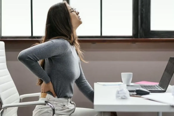 Nyeri Punggung Saat Kerja? Ini 7 Cara Ampuh Atasi Duduk Lama di Kantor