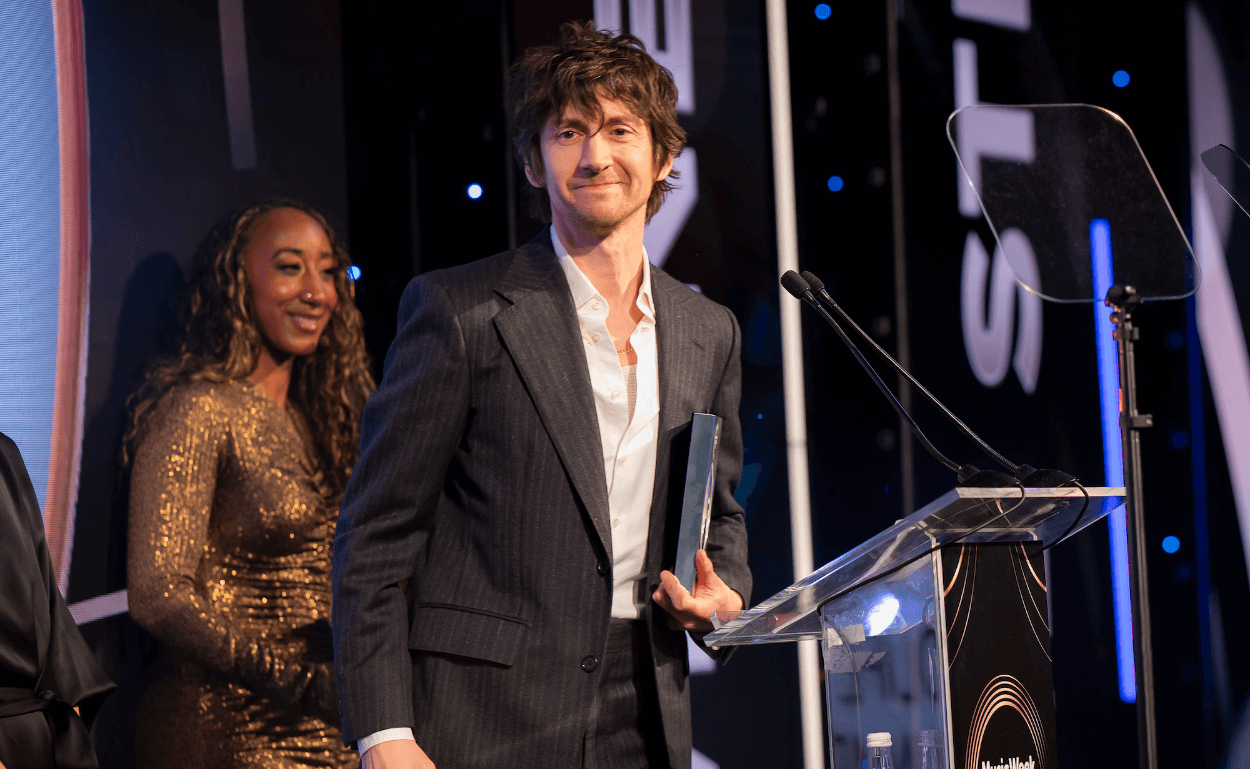 Alex Turner Tampil Mengejutkan di Music Week Awards dan Berikan Penghargaan untuk Sang Manajer