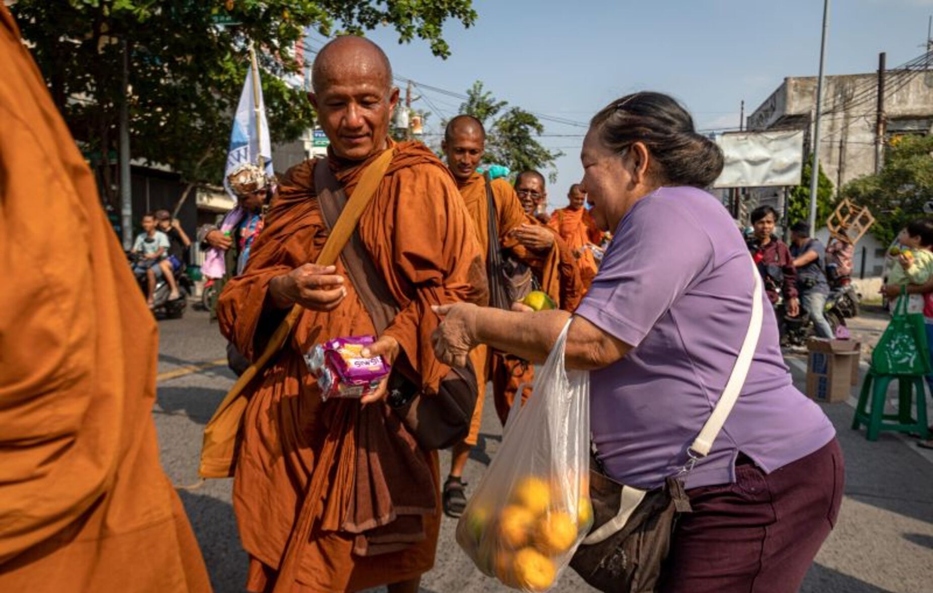 Biksu Thudong Thailand Sambut Perayaan Waisak dengan Ritual Pradaksina di Candi Borobudur