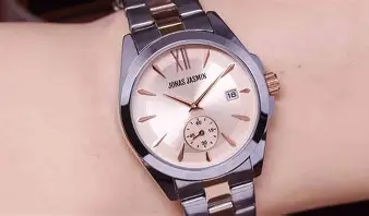 Nggak Perlu Bingung! Ini 5 Warna Jam Tangan Anti Gagal Buat Kulit Sawo Matang