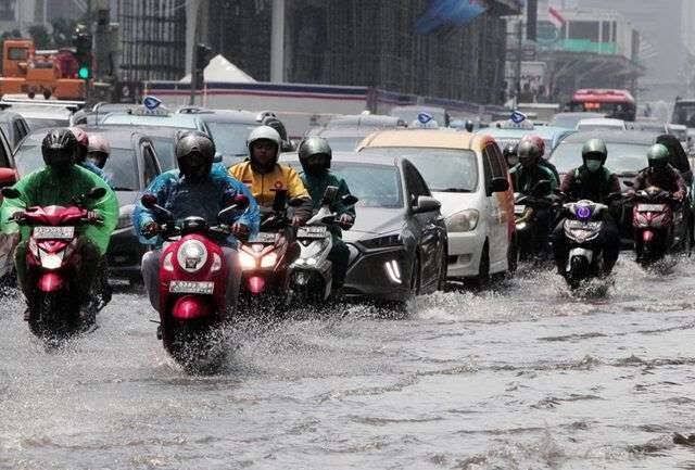 5 Tips Aman & Gak Ribet Naik Motor Saat Hujan