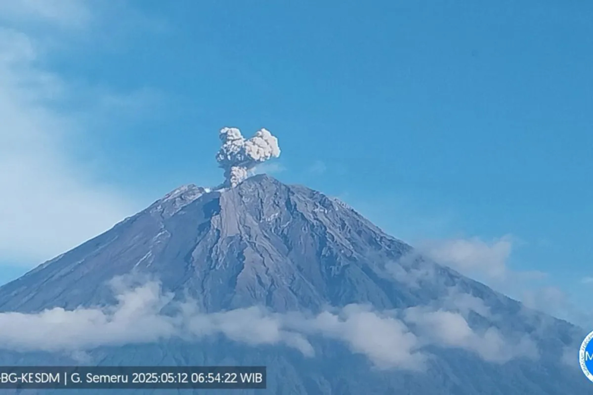 Gunung Semeru Erupsi Lagi! Letusan Setinggi 700 Meter Picu Peringatan Keras, Warga Diminta Siaga Total