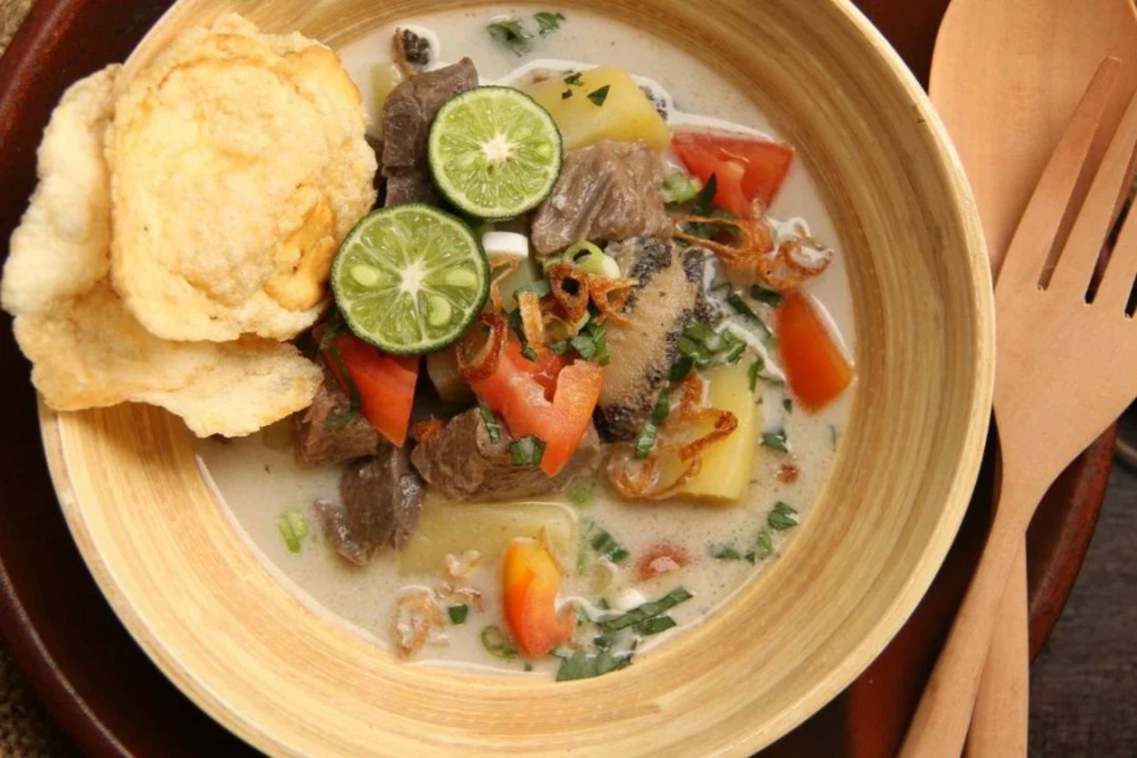 Suka Makanan Kuah dan Creamy? Resep Soto Betawi ini Wajib Banget di Recook