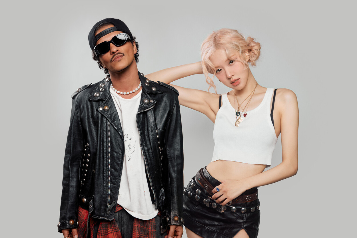 Lagu APT Rose x Bruno Mars Tembus 1,6 Miliar Views, Jadi MV Cewek Solo Tercepat