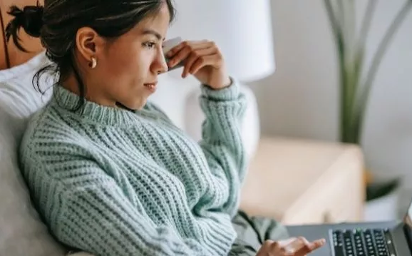 Gampang Terdistraksi? Coba 7 Tips Fokus Ini Biar Kerjaan Cepet Kelar!