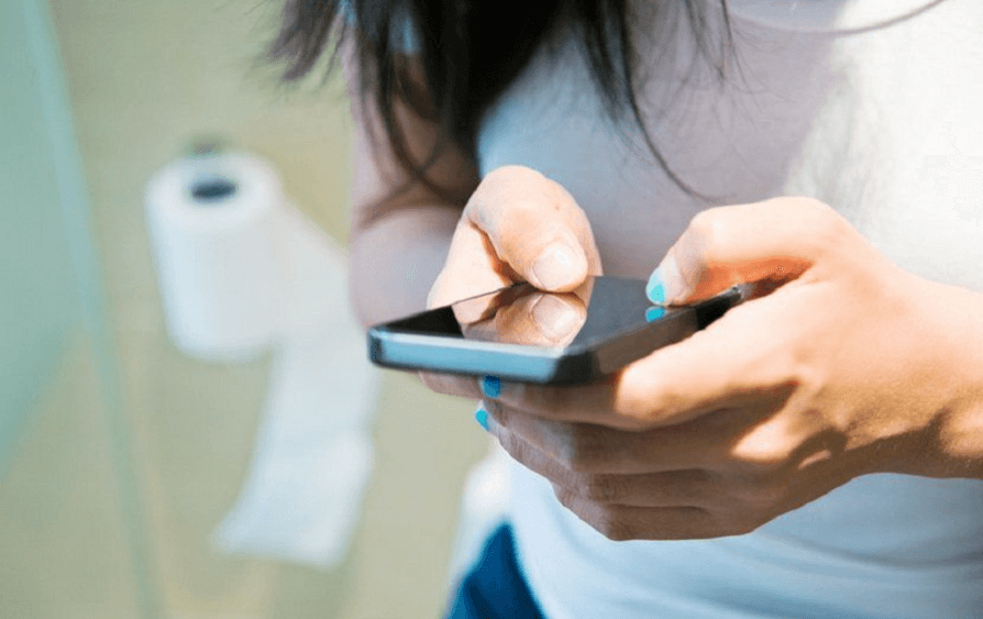 HP Lebih Kotor dari Dudukan Kloset? Waspadai Bahaya Bawa Ponsel ke Toilet!