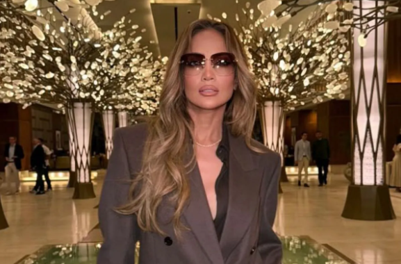 Jennifer Lopez Cedera Wajah Jelang Tampil di AMA 2025, Matanya Lebam!