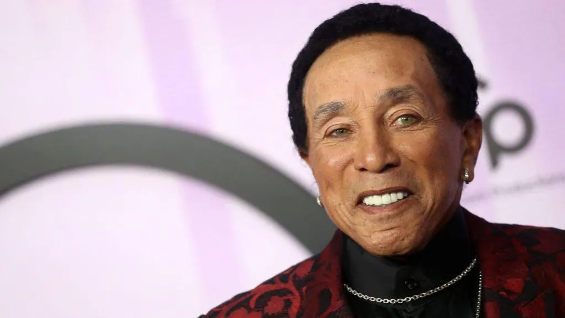 Legenda Musik Motown Smokey Robinson Diselidiki atas Dugaan Kekerasan Seksual oleh Kepolisian Los Angeles
