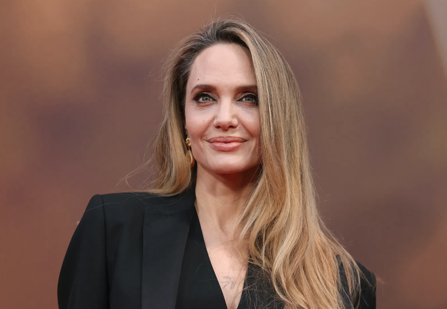 Angelina Jolie Tampil Glamor di Cannes 2025! Comeback Setelah Vakum dari Karpet Merah