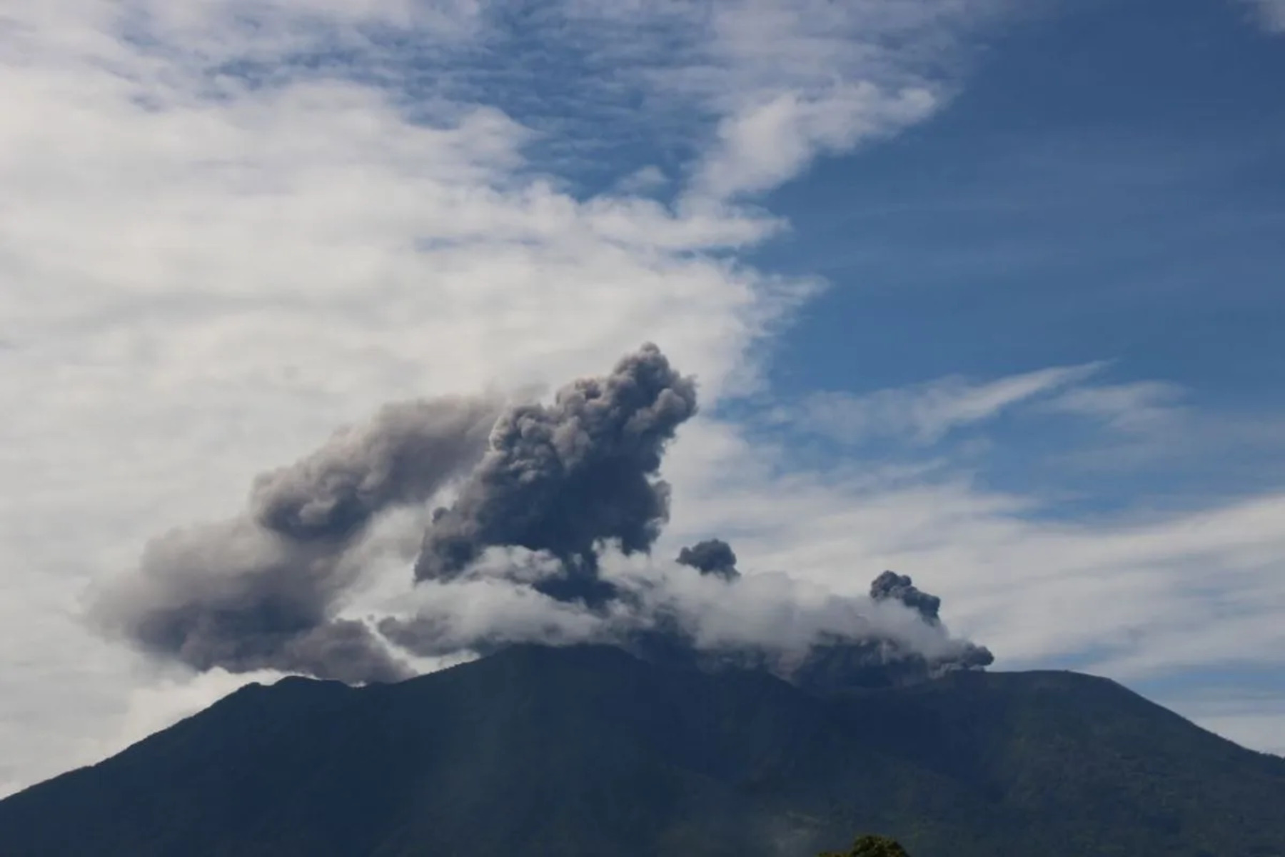 Gunung Marapi Meletus Dua Kali dalam Sejam! Rumah Warga Bergoyang, Asap Tebal Membumbung ke Langit